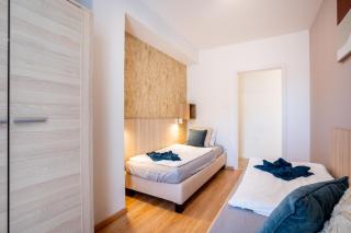 Prime Stay - Modern 2 Bedroom Family Apartment with Balcony & Parking Included - 4