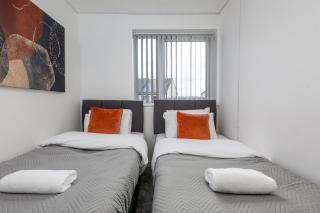 Spacious Luxurious Serviced Accommodation 4 - 4