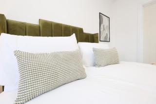 New Modern Flats In Bridgend Town Centre - Great For Business Stays & Contractors By EKLIVING PARTNERS - 8