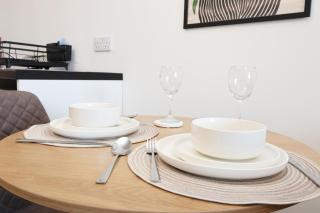 New Modern Flats In Bridgend Town Centre - Great For Business Stays & Contractors By EKLIVING PARTNERS - 6
