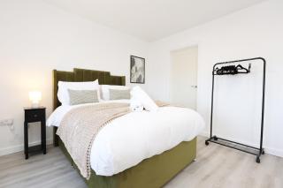 New Modern Flats In Bridgend Town Centre - Great For Business Stays & Contractors By EKLIVING PARTNERS - 3