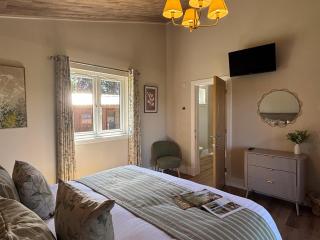Azalea Lodge 4 with Wood Burning Hot Tub - 3