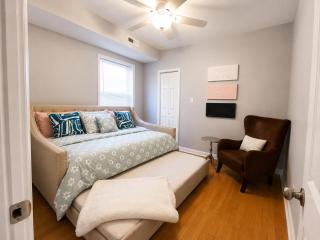 Beautiful Big 3 bedroom Quiet Apt near downtown - 4