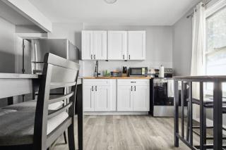 4BR Niagara Falls Home Free Parking WiFi - 3