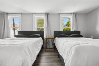 4BR Niagara Falls Home Free Parking WiFi - 6