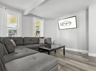 4BR Niagara Falls Home Free Parking WiFi - 0
