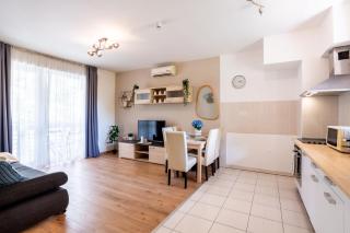 Prime Stay - Deluxe 2 Bedroom Family Apartment with Balcony - Parking Included - Budapest - 1