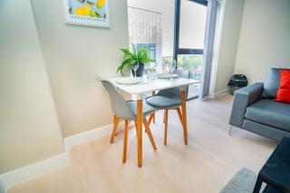 Modern 1BR Apt near Solihull & Central Birmingham - 3