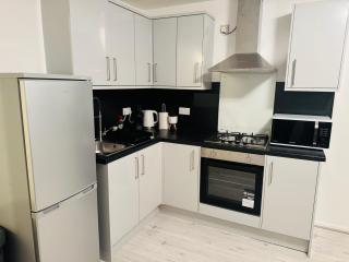 2 Bed in SW19 with Free Wifi and Parking - 3