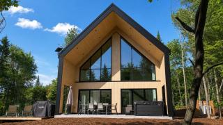 Snoheim - Luxury Chalet with Hot Tub & Four-Season Pool - 4