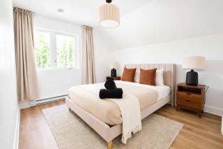 Snoheim - Luxury Chalet with Hot Tub & Four-Season Pool - 2