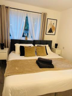 2 Bed in SW19 with Free Wifi and Parking - 0