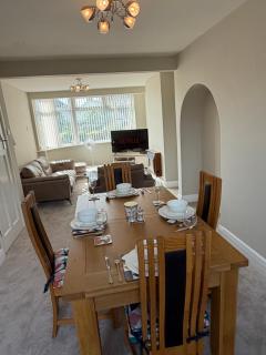 Entire 3-Bedroom Home Near Luton Airport Driveway WiFi - 9