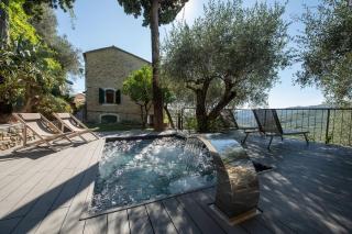 Rustic villa with garden and whirlpool - 0