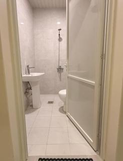 هوزان للإقامة a12 - شقه بغرفتين نوم ودورتين مياة تسجيل دخول ذاتي - 7