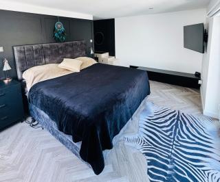 Stylish Family Home with Private Gym & Sauna in Guernsey - 7