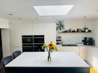 Stylish Family Home with Private Gym & Sauna in Guernsey - 5