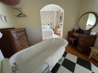 The Boho Buffalo Inn - 4