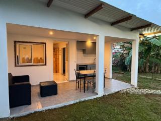 Logement avec jardin en bord de piscine - 0
