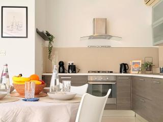 Modern Villa Escape - Close to Beaches & Dining - 8