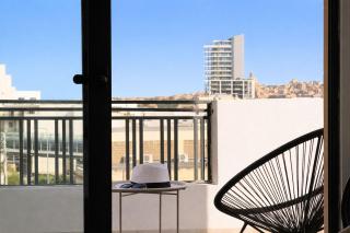 Modern Villa Escape - Close to Beaches & Dining - 6