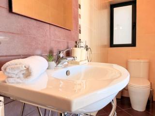 Modern Villa Escape - Close to Beaches & Dining - 2
