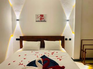 Royal Ember Hotel - 2