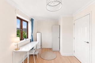 Corris House I Excellent Location I Driveway Parking I Self-Check-In I Smart TVs I Fast Wifi I By Yoko Property - 4