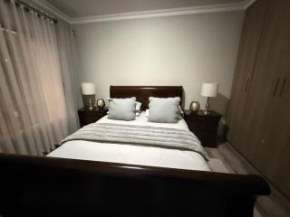 Contemporary 2-Bed Getaway Peaceful Secure Estate - 1