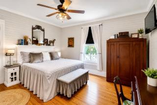 Romantic Historic - Cottage Farmhouse - Pond - Porch - Fenced - The Cottage at Chappell Hill - 9