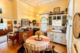 Romantic Historic - Cottage Farmhouse - Pond - Porch - Fenced - The Cottage at Chappell Hill - 1