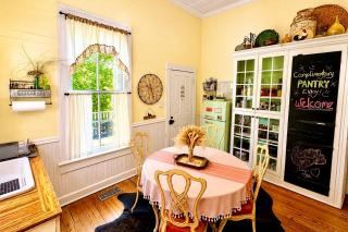 Romantic Historic - Cottage Farmhouse - Pond - Porch - Fenced - The Cottage at Chappell Hill - 2