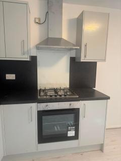 2 Bed in SW19 with Free Wifi and Parking - 2