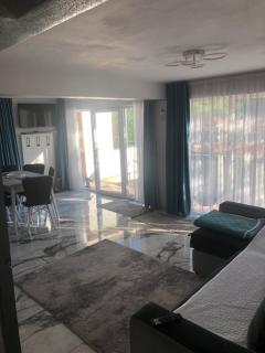 Casa din gradina - 8
