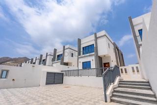 Escape to a Boho-Style 3BR Villa with Assistant Room, Private Pool, Pergola, and Breathtaking Mountain Views, Al Dana Island, Fujairah by Deluxe Holiday Homes - 9