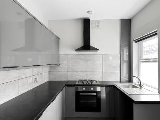 3-Bed, Secure Parking, Wi-Fi, Great Motorway Links - 0