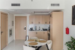 Stylish 1BR with Pool Gym & Metro Access - 5