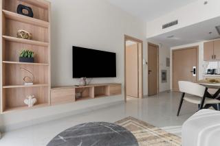 Stylish 1BR with Pool Gym & Metro Access - 4