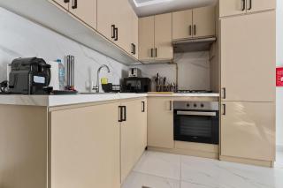 Stylish 1BR with Pool Gym & Metro Access - 2