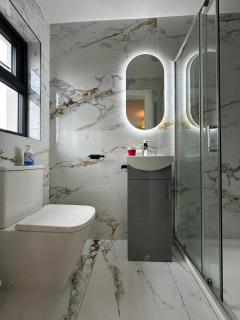 Luxury King Suite and Family room Binghamstown - 7