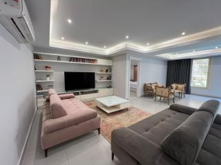 cozy three bedroom apartment with fountain and garden view - 0