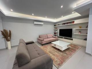 cozy three bedroom apartment with fountain and garden view - 1