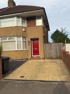 Entire 3-Bedroom Home Near Luton Airport Driveway WiFi - 8