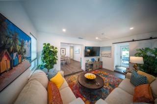 Charlotte Ave Coastal Retreat Private Pool Fire Pit & Backyard Lounge - 9