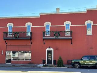 Upscale loft studio on Main St. - 9