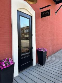 Upscale loft studio on Main St. - 5
