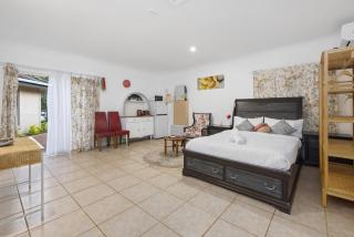 Modern Minimalist Studio with Private Entry in Daisy Hill - 0