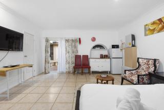 Modern Minimalist Studio with Private Entry in Daisy Hill - 6