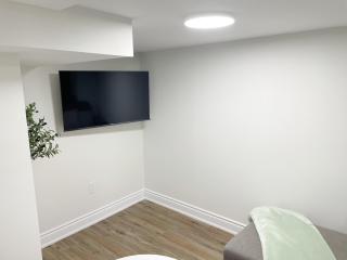 Cozy 1 Br Apt with TV, Workstation, Kitchenette & Parking - 8