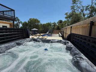 Spacious Home Near Ark, Perfect for 12 Guests - 8